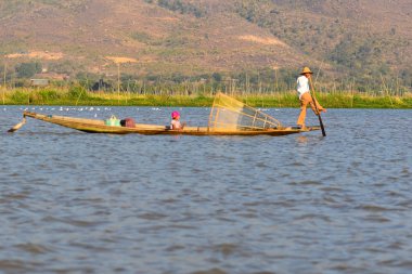 Bir adam atmak net balık yakalamak için