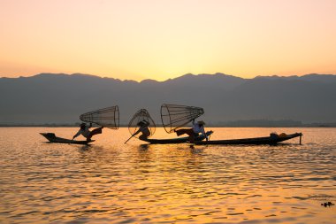 Üç balıkçı yakalar balık