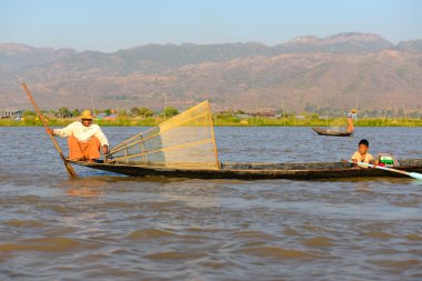 Erkekler net balık yakalamak için atmak