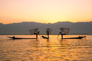 Üç balıkçı yakalar balık
