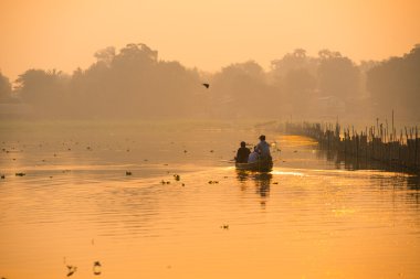 Yerel halkın sunrise teknede çalışma