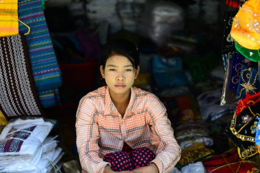 Bir kadın satmak bir tapınak el sanatları