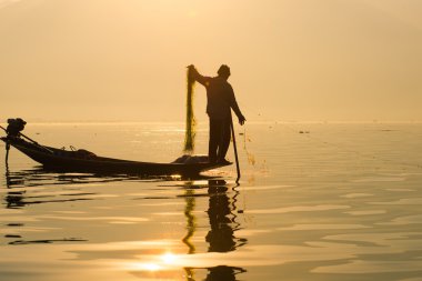 Balık yemek için bir balıkçı yakalar