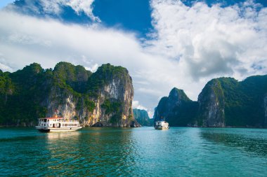 Halong Bay, Vietnam güzel deniz manzarası.
