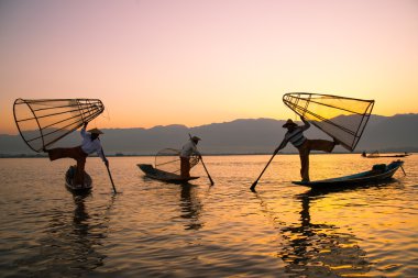 Üç balıkçı yakalar balık