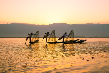 Üç balıkçı yakalar balık