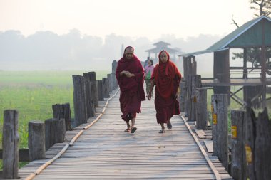 U-Bein Köprüsü'nde iki keşiş yürüyüş