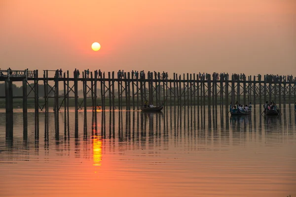 Tourist visit U-Bein bridge in sunset — Stock Photo, Image