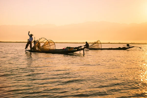 Três pescadores capturam peixe — Fotografia de Stock