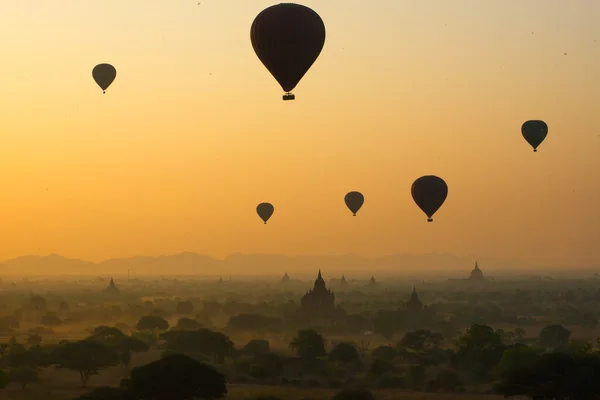 Bagan im sonnenaufgang, myanmar. — Stockfoto