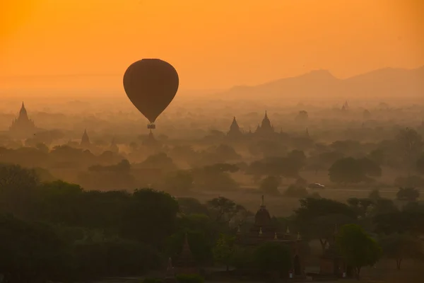 Bagan im sonnenaufgang, myanmar. — Stockfoto