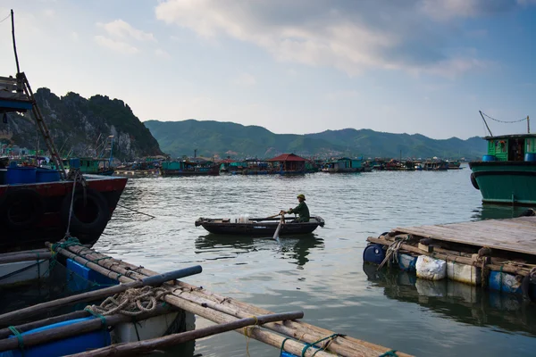 Floating village in Halong bay — Stock Photo, Image