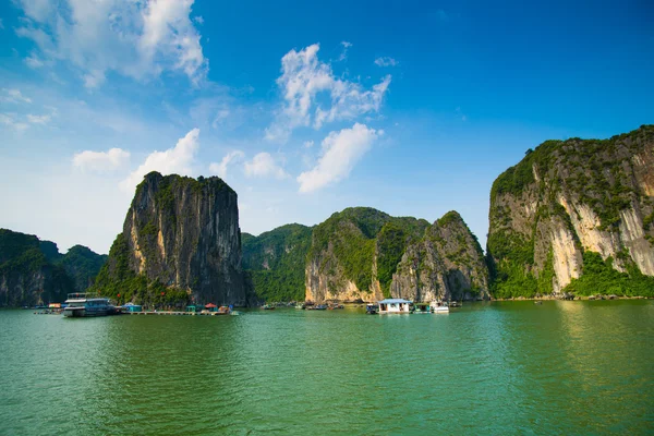 Hermoso paisaje marino en la bahía de Halong . — Foto de Stock