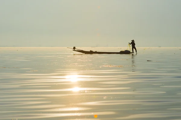 Un pescatore cattura pesce per il cibo — Foto Stock