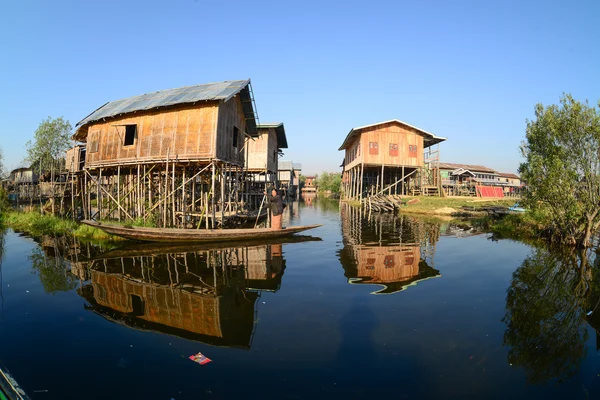 Casas flotantes en un pueblo — Foto de Stock