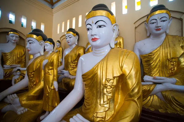 Een Budha standbeelden in tempel — Stockfoto