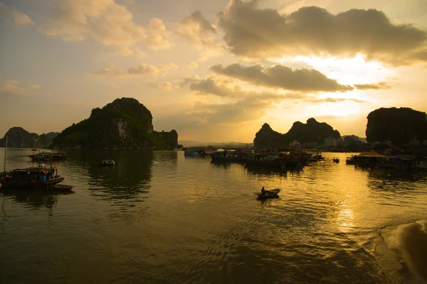 Flytande byn i halong bay — Stockfoto