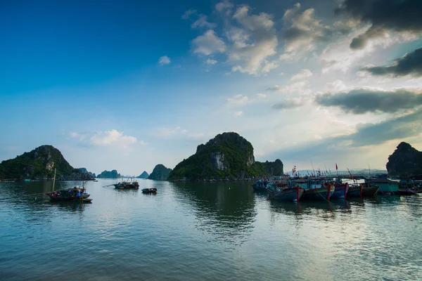 Villaggio galleggiante nella baia di Halong — Foto Stock