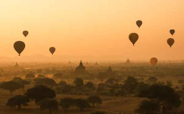 Bagan im sonnenaufgang, myanmar. — Stockfoto