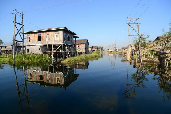 Casas flotantes en un pueblo — Foto de Stock
