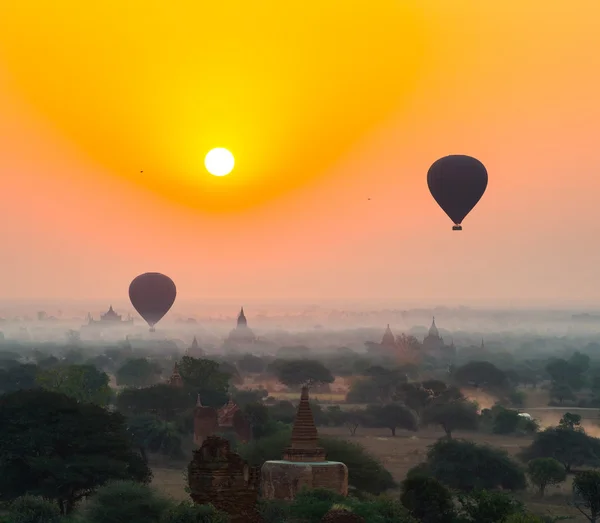 Bagan im sonnenaufgang, myanmar. — Stockfoto