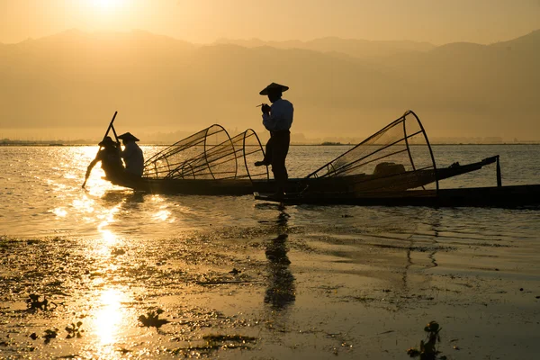 Tres pescadores capturan peces — Foto de Stock