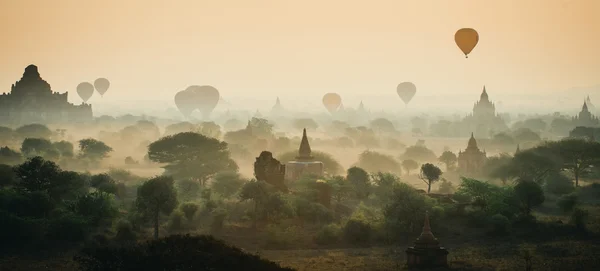 Bagan im sonnenaufgang, myanmar. — Stockfoto