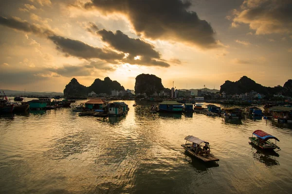 Zwevende dorp in halong baai — Stockfoto