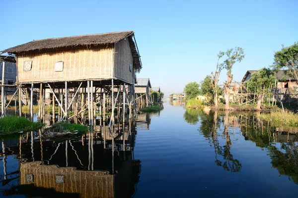 Casas flotantes en un pueblo — Foto de Stock