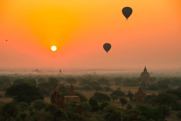 Bagan im sonnenaufgang, myanmar. — Stockfoto