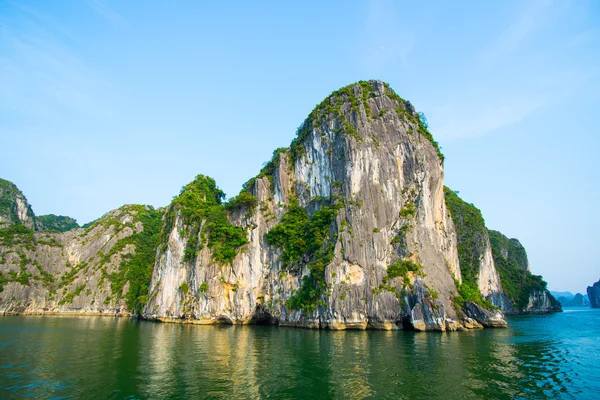 Halong Bay, Vietnam güzel deniz manzarası. — Stok fotoğraf