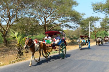 Turist ziyaret Bagan tapınaklarda