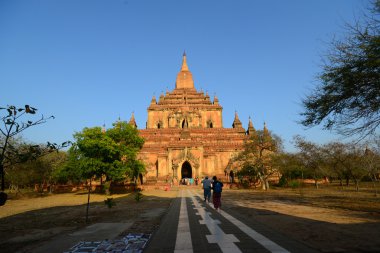 Turist ziyaret Bagan tapınaklarda