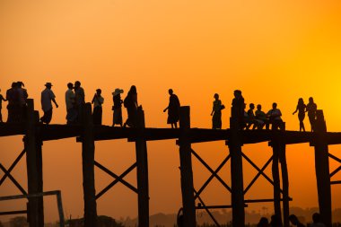 Turist ziyaret U-Bein Köprüsü'nde Günbatımı