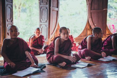 Eski tik ahşap Shwe Yan Pyay Manastırı