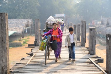 Ubein köprüde Birmanya insanlar yürümek