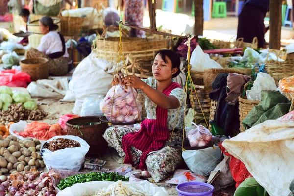 Una mujer de minoría étnica vende verduras — Foto de Stock