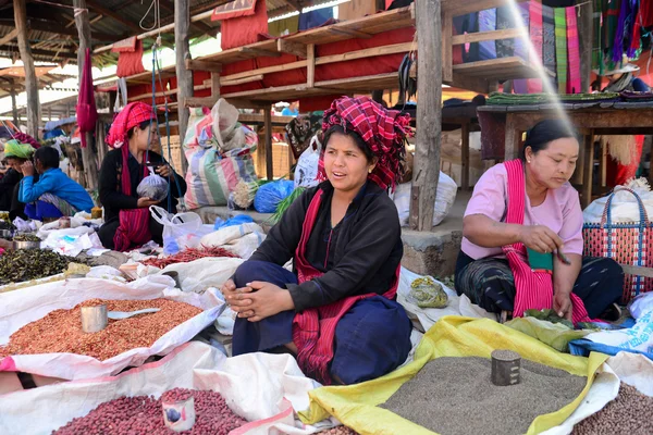 Una mujer de minoría étnica vende especias — Foto de Stock