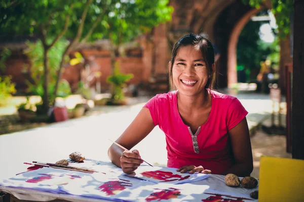 A Burmese woman with Thanaka paint — Stock Photo, Image