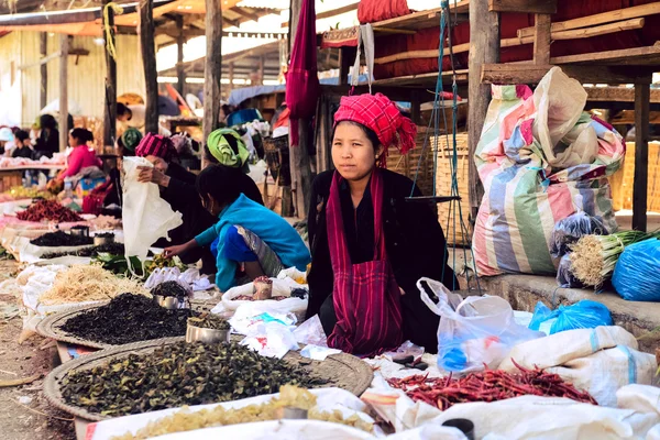 Una mujer de minoría étnica vende especias — Foto de Stock