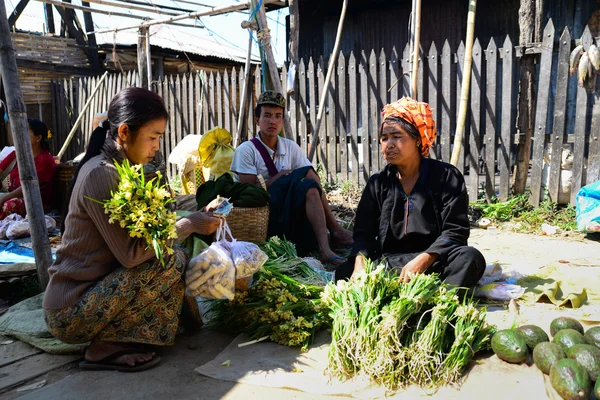 Una mujer de minoría étnica vende verduras — Foto de Stock