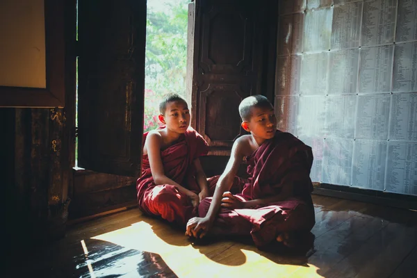 Staré Teakové dřevo Shwe Yan Pyay klášter — Stock fotografie