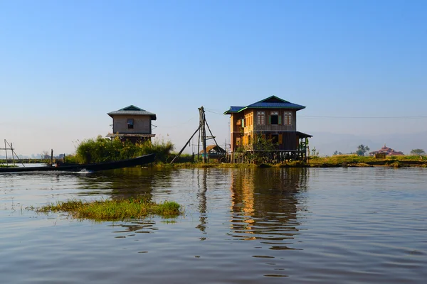 Casas flotantes en un pueblo — Foto de Stock