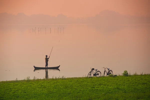 Persone sulle barche vicino al ponte di Ubein — Foto Stock