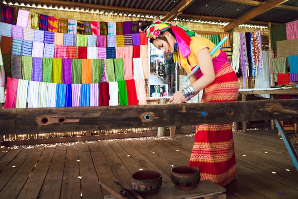 Unidentified Burmese long neck girl weaving — Stockfoto