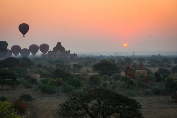 Bagan im sonnenaufgang, myanmar. — Stockfoto