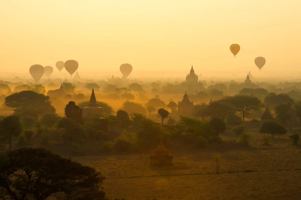 Bagan im sonnenaufgang, myanmar. — Stockfoto