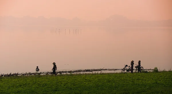 People on boats near Ubein bridge — Stock Photo, Image