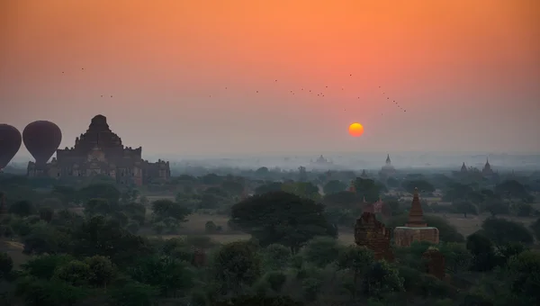 Bagan saat matahari terbit, Myanmar . Stok Foto