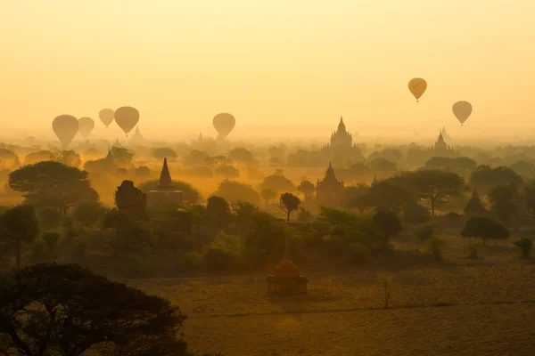 Bagan in sunrise, Myanmar. Rechtenvrije Stockfoto's